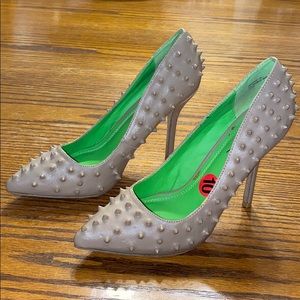 Anne Michelle Sensuous-19 Studded Pointy Toe Pumps
